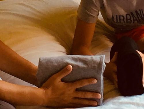 J’enseigne le pliage vertical à mon enfant